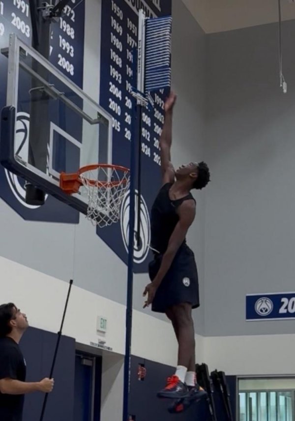 汇操盘 整个头几乎超筐！AJ-迪班萨训练展示超强弹跳！